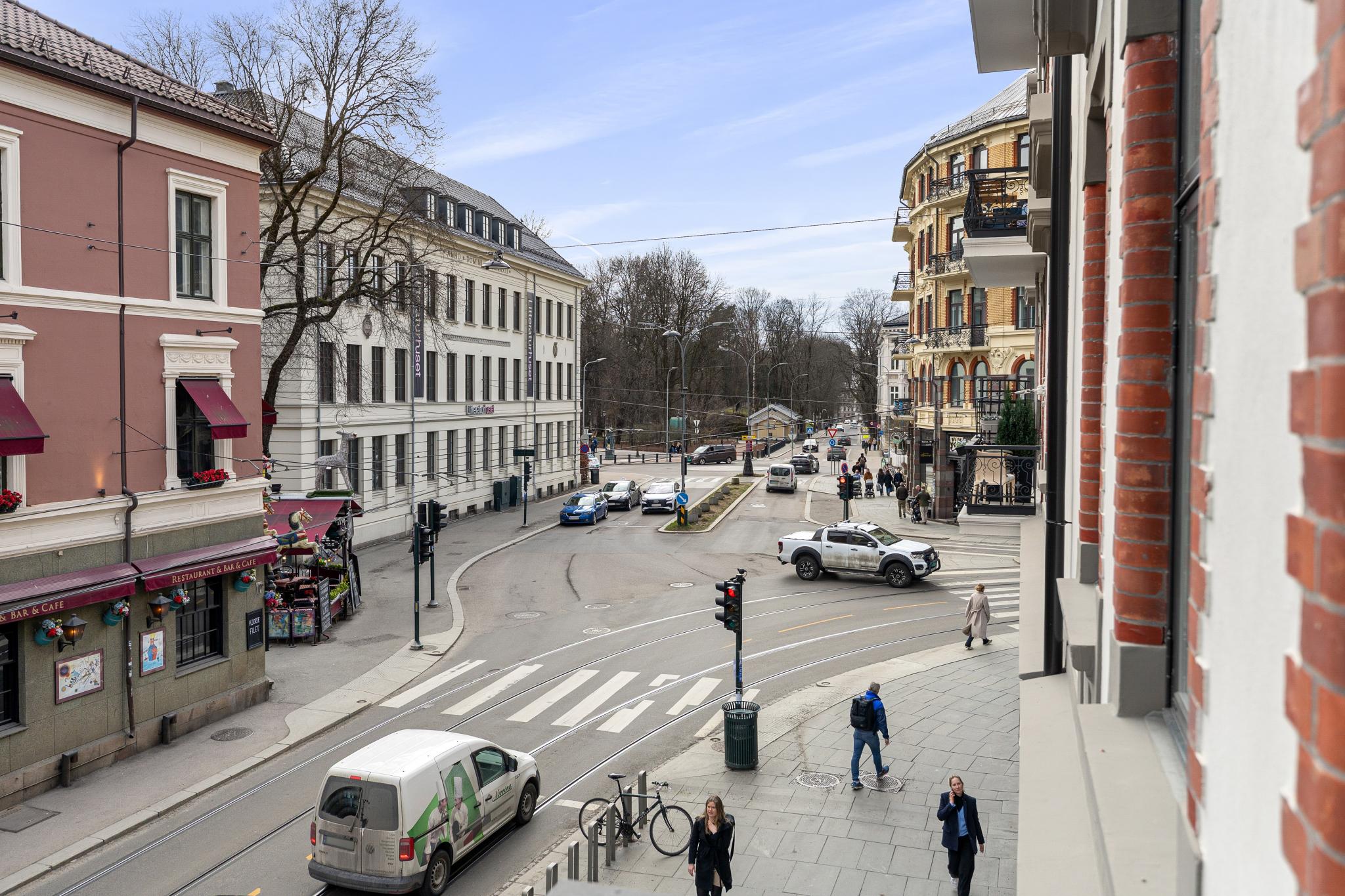 Flott utsyn mot Slottsparken med historiske Lorry som nabo.